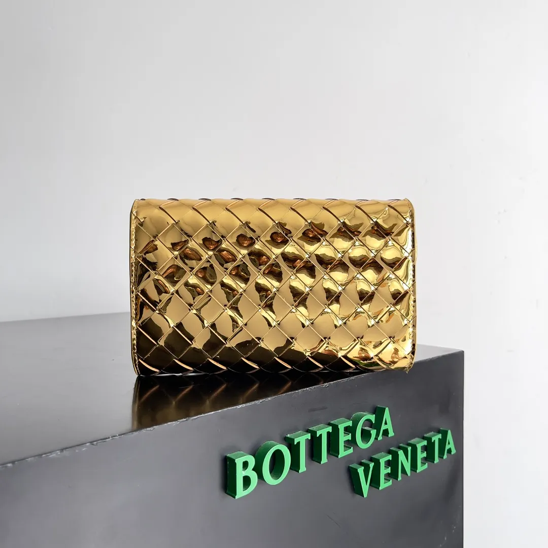 Batch 1160 BV Andiamo clutch wallet is super high-end🤎🤎How come the long clutch bag is so exquisite~ The braided style bag surface paired with all-copper hardware is really warm and high-end. The bag body is super light and can be grabbed easily! It can store a lot of small items and large mobile phones ~ very practical for daily use. Style number: 741504 Size: 19*11.5*3